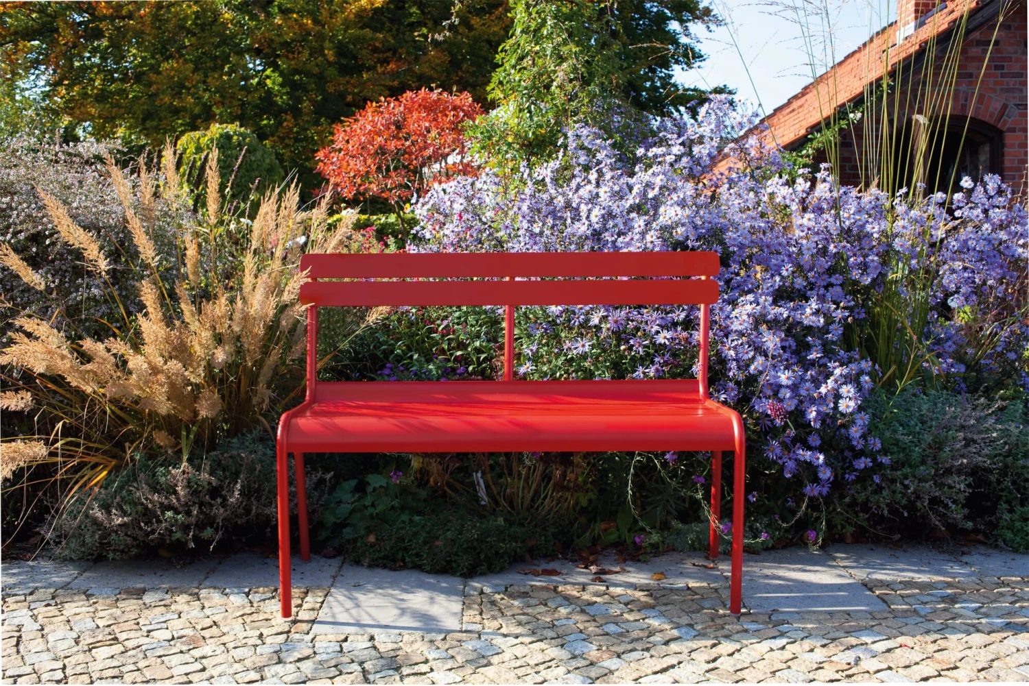 Fermob Kleine Gartenbank Aluminium, Rot 3 Fermob Kleine Gartenbank Aluminium, Rot – Bild 3